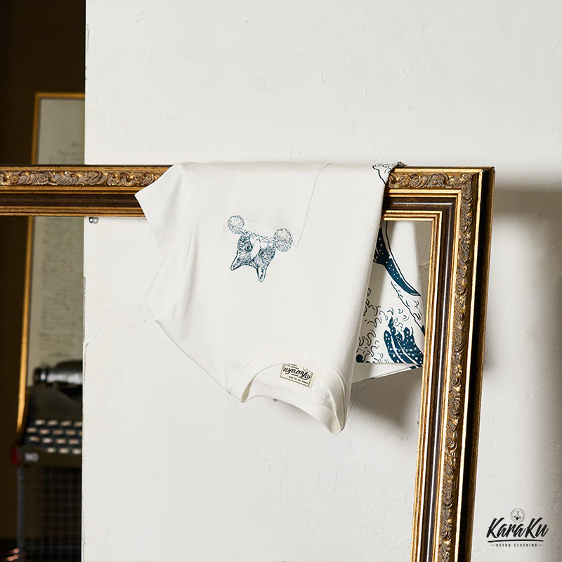 「KaraKuｘ365CAT.ART」ポケットから覗く猫 浮世絵柄コットンTee - Image 4