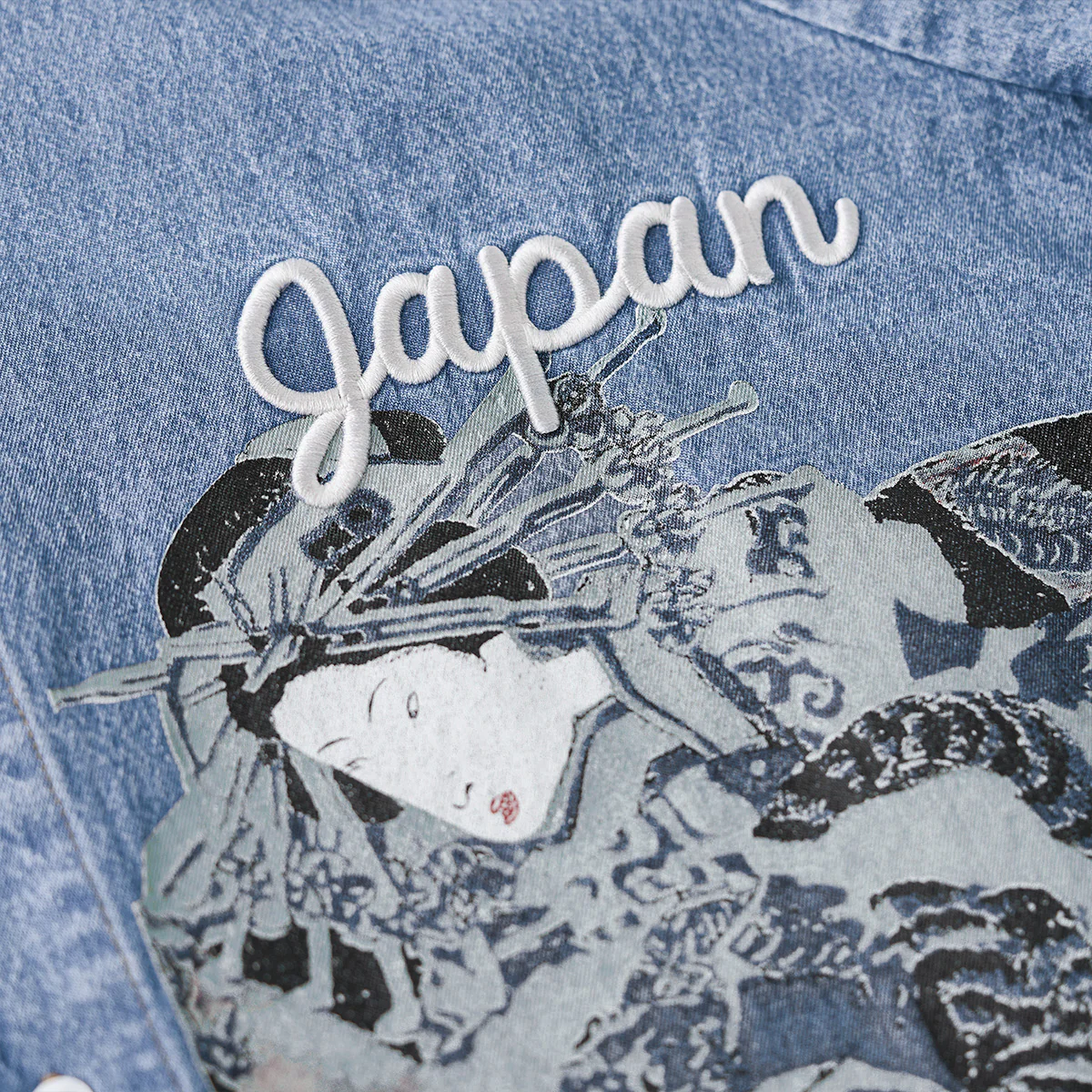 浮世絵プリント&立体刺繍入り ループ付きベースボールカラーデニムシャツ - Image 13