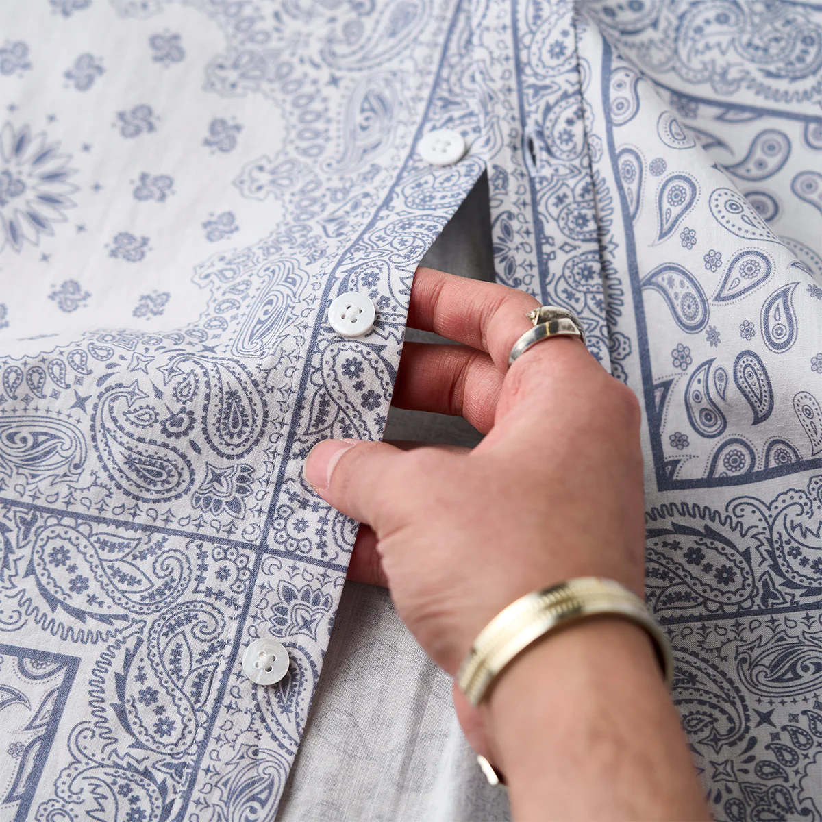 「Karaku」刺繍入り 赤ヒモ付きペイズリーバンダナ柄半袖シャツ - Image 11