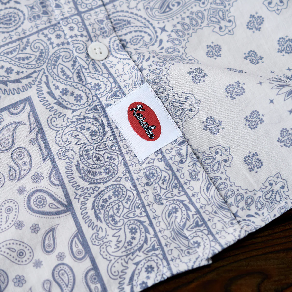 「Karaku」刺繍入り 赤ヒモ付きペイズリーバンダナ柄半袖シャツ - Image 12