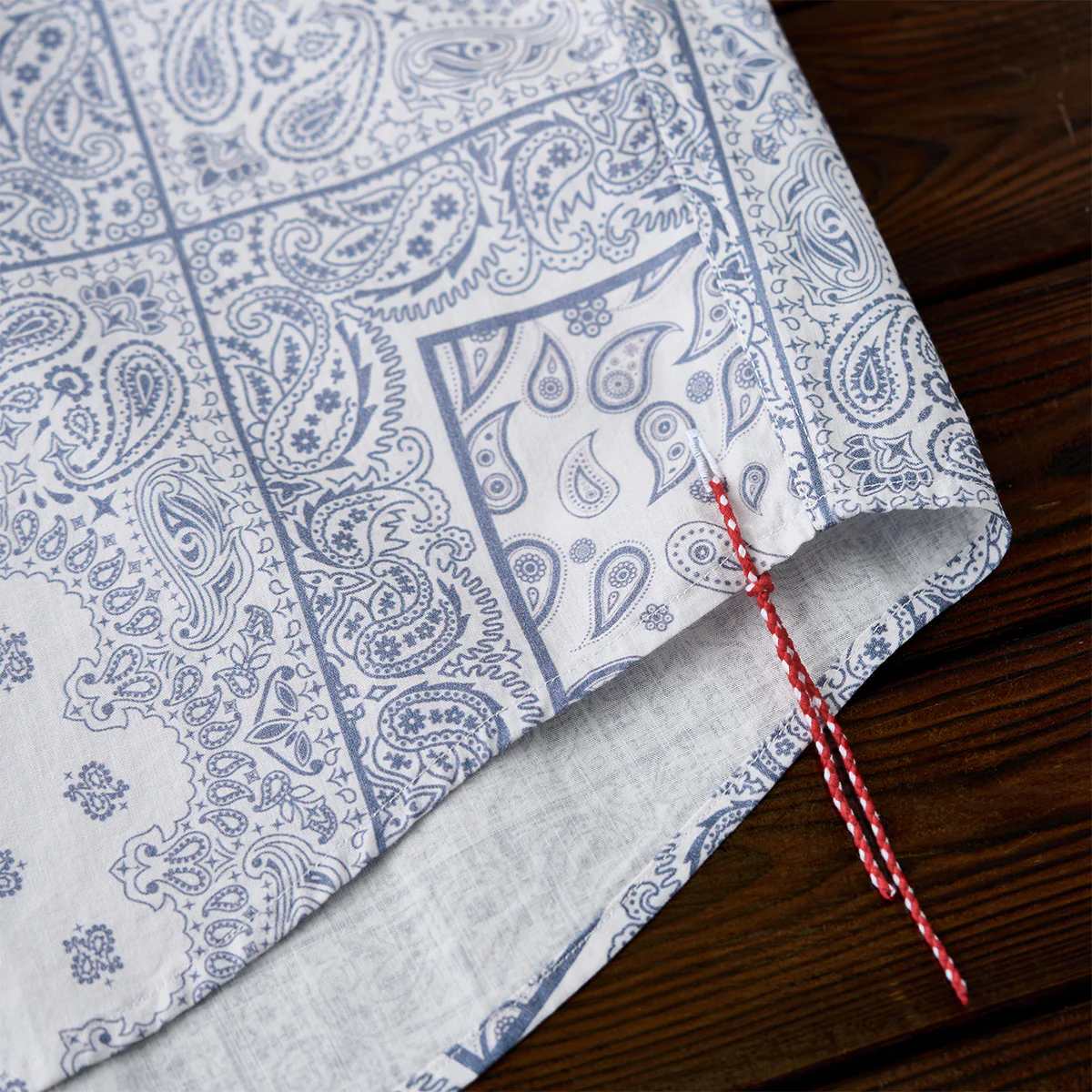 「Karaku」刺繍入り 赤ヒモ付きペイズリーバンダナ柄半袖シャツ - Image 13