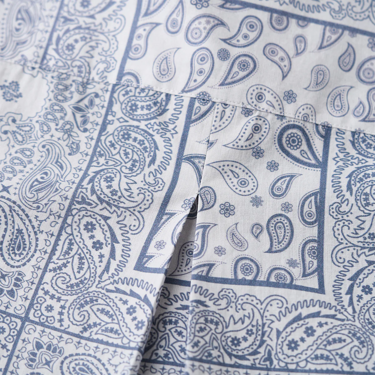 「Karaku」刺繍入り 赤ヒモ付きペイズリーバンダナ柄半袖シャツ - Image 15