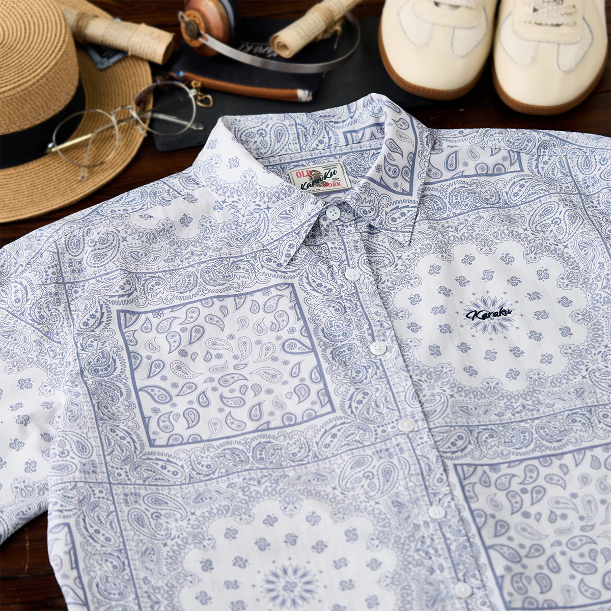 「Karaku」刺繍入り 赤ヒモ付きペイズリーバンダナ柄半袖シャツ - Image 4