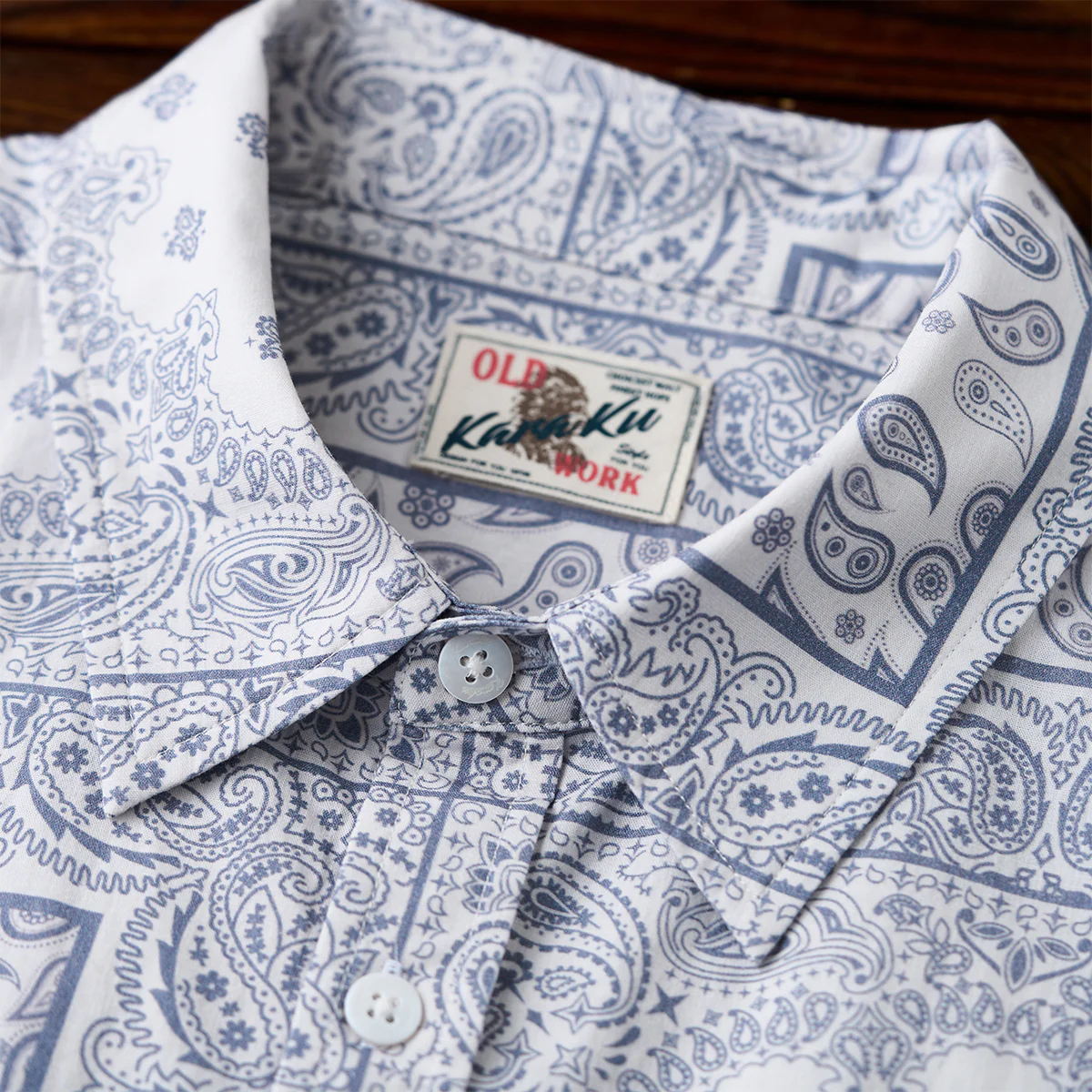 「Karaku」刺繍入り 赤ヒモ付きペイズリーバンダナ柄半袖シャツ - Image 8