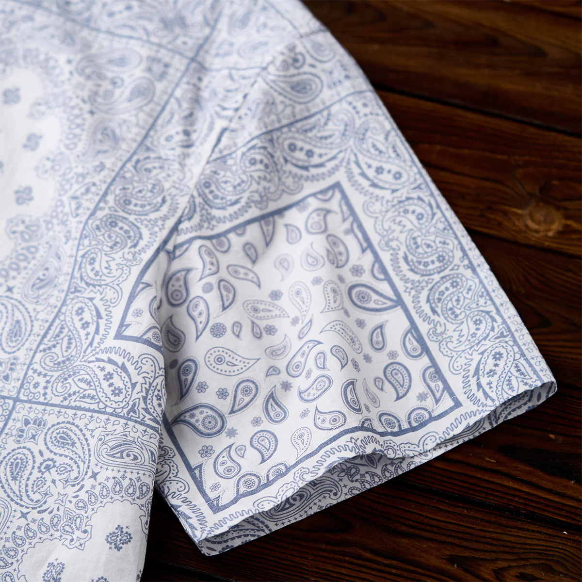 「Karaku」刺繍入り 赤ヒモ付きペイズリーバンダナ柄半袖シャツ - Image 9