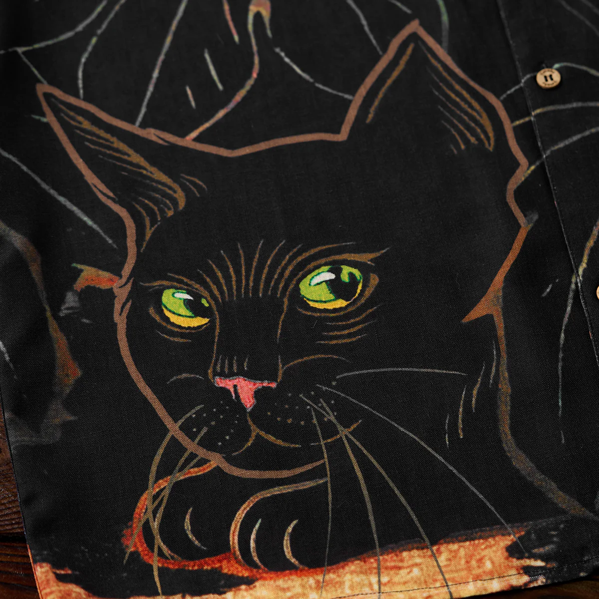 「猫が葉の中に隠れている」版画風プリントアロハシャツ - Image 12