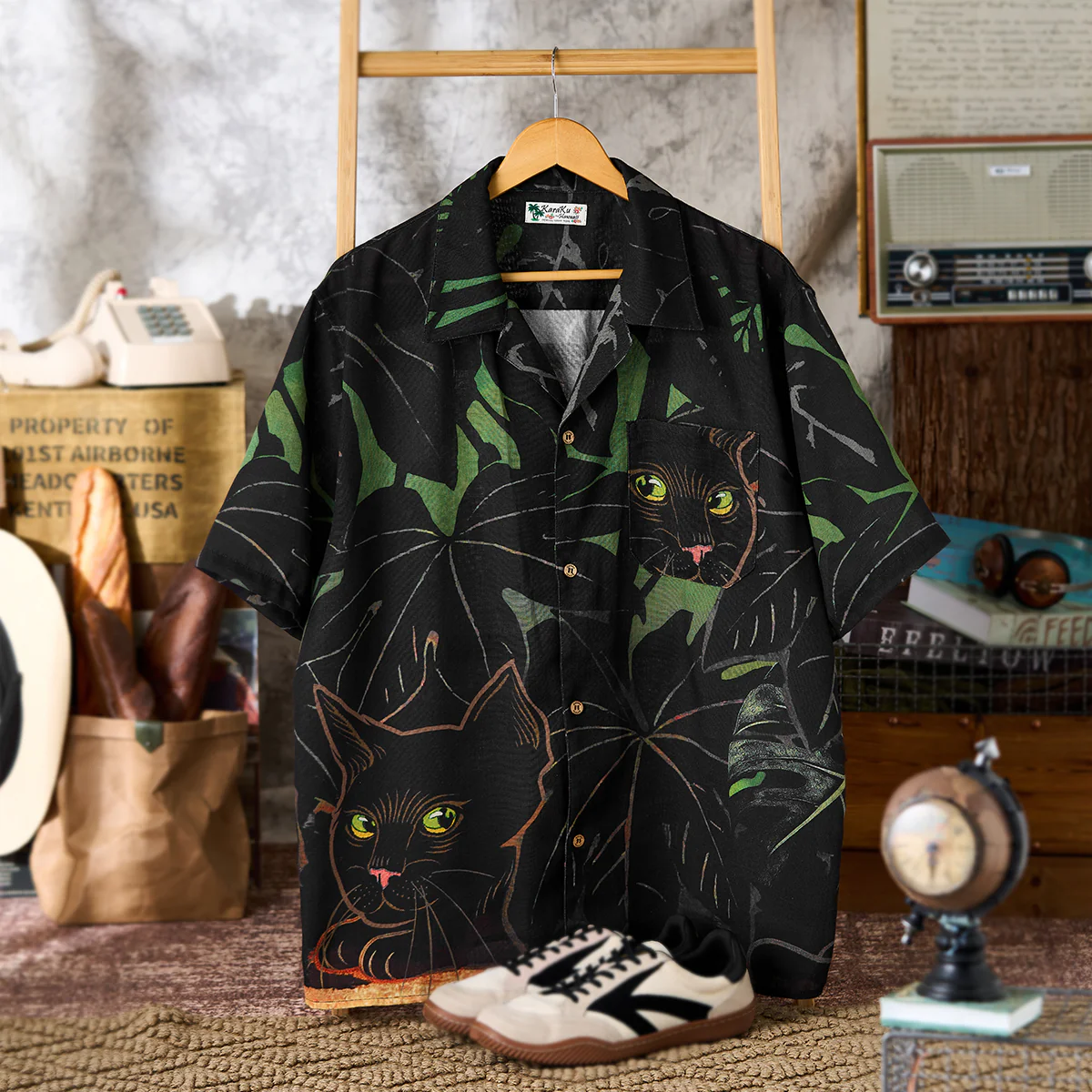 「猫が葉の中に隠れている」版画風プリントアロハシャツ - Image 3