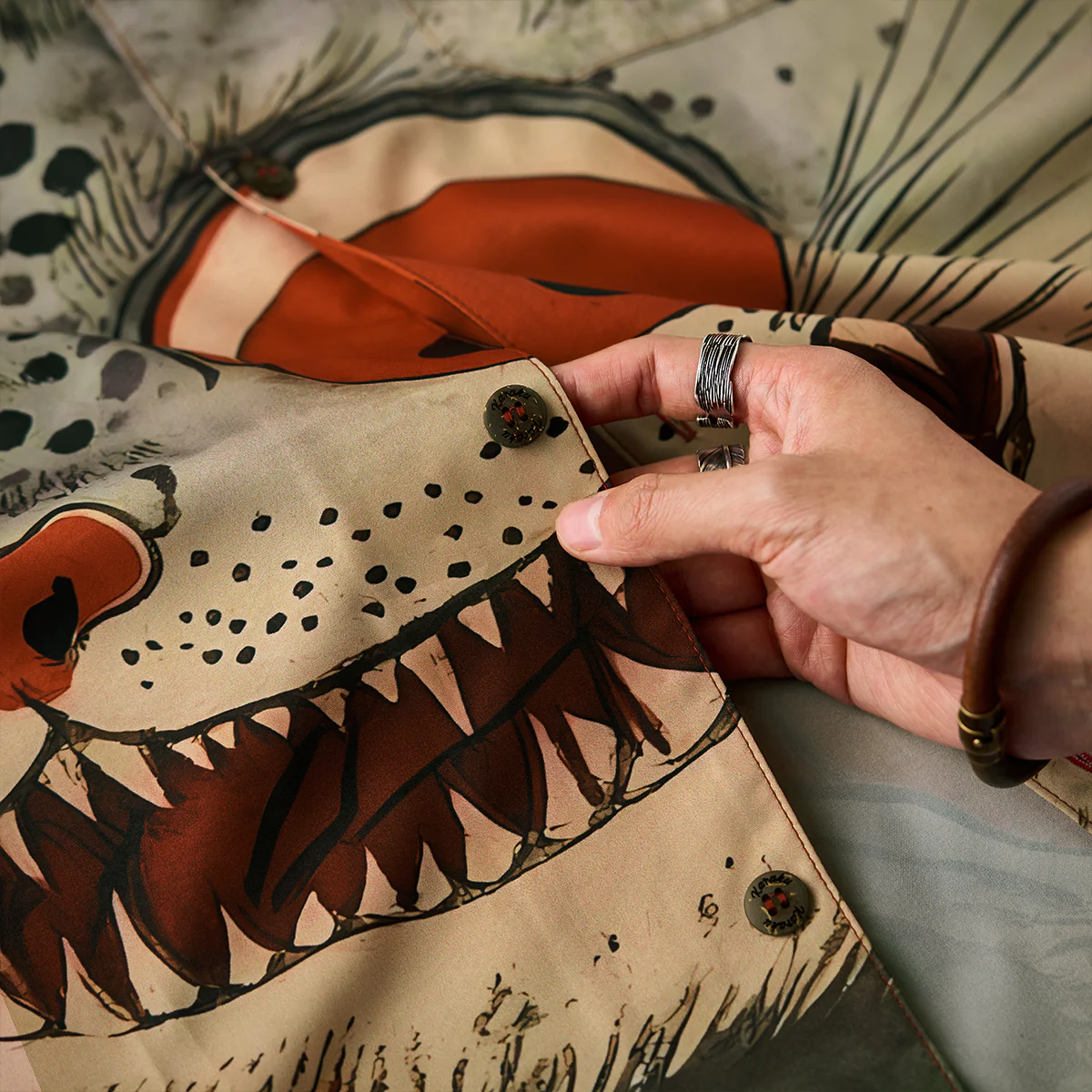 民間伝承「化け猫」浮世絵風オープンカラーシャツ - Image 15