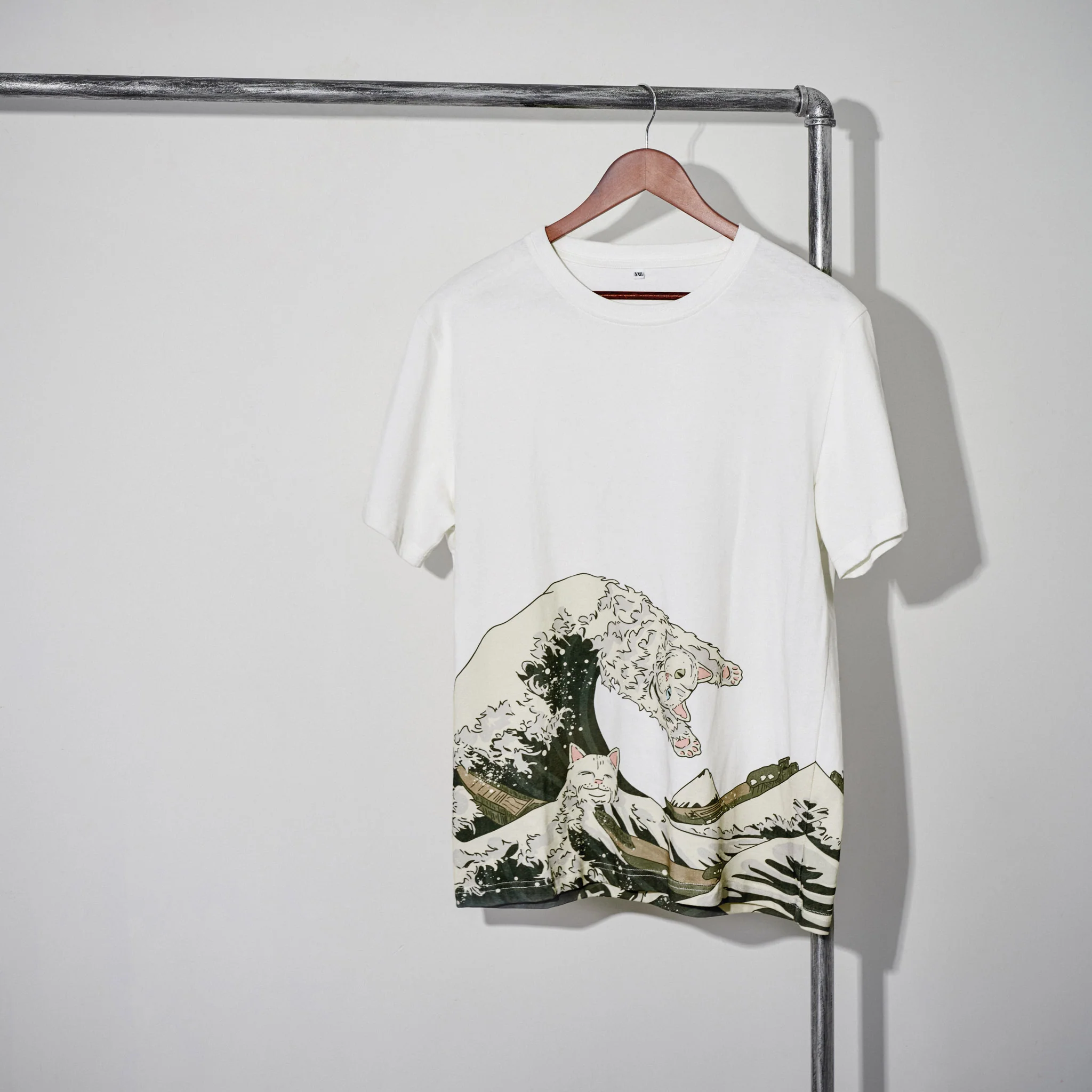 『神奈川沖浪裏と波乗り猫』浮世絵風コットンTee - Image 5
